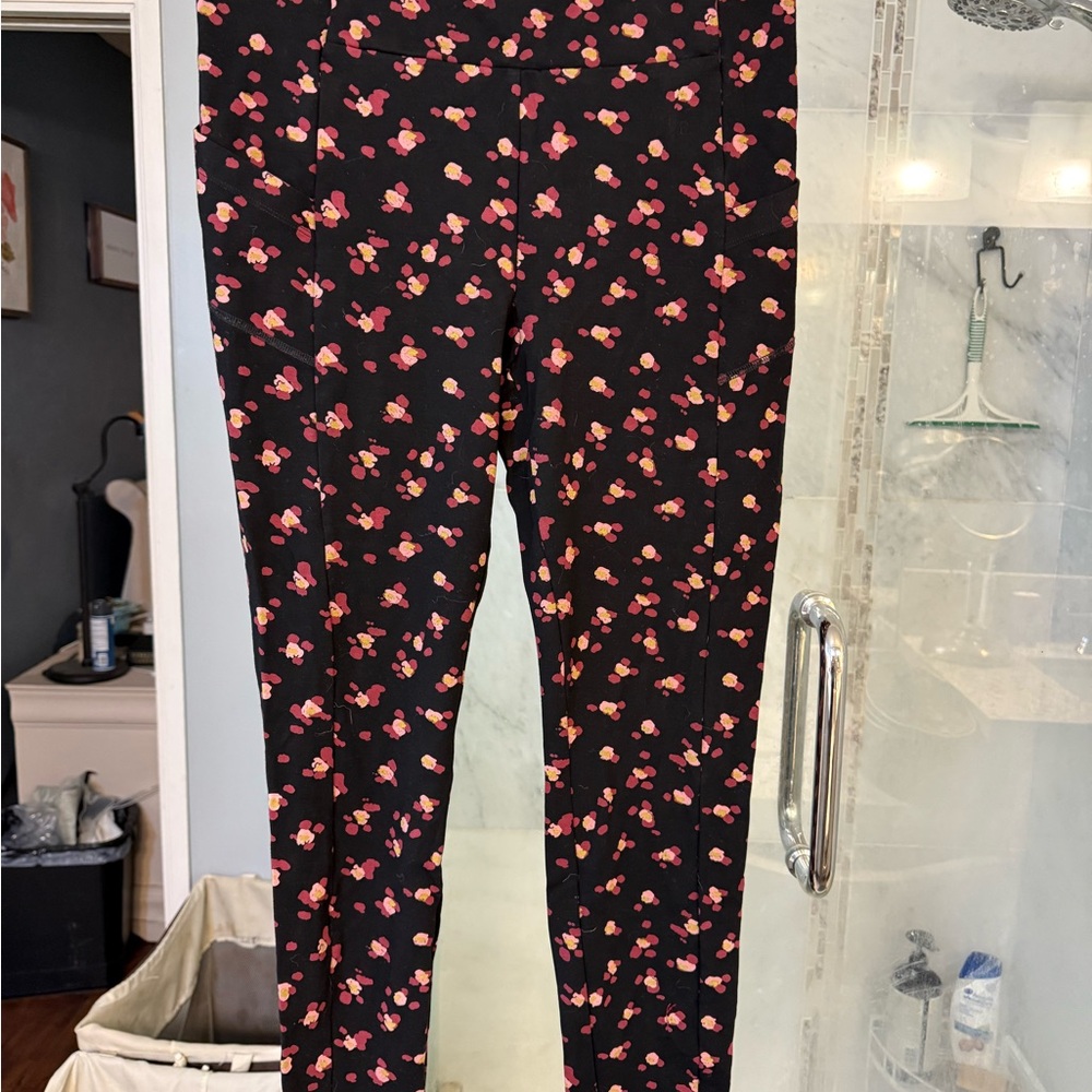 CAbi Floral Black Lean Leggings size medium #4142 great condition